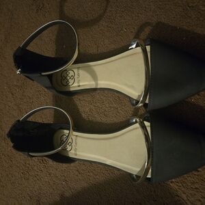 Daisy Fuentes Black Heels Elegant Design